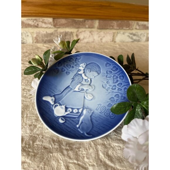Bing & Grøndahl 1985 "The Magical Tea Party" Porcelain Denmark Blue & White Plat - Picture 2 of 12